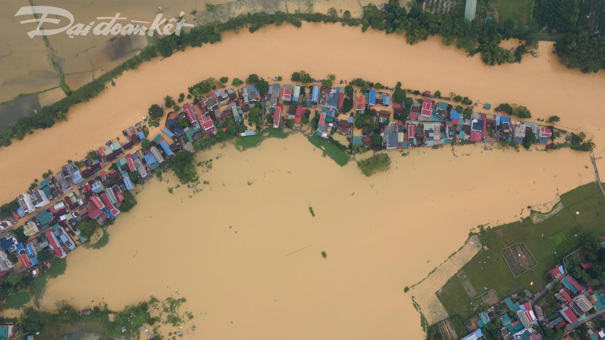 Hà Nội: Người dân Chương Mỹ ngồi trên giường chờ nước rút 