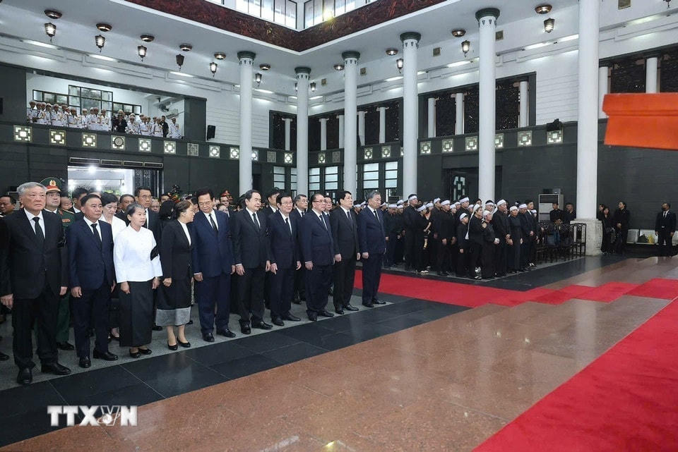 Tổng Bí thư Tô Lâm cùng các đồng chí Lãnh đạo, nguyên Lãnh đạo Đảng, Nhà nước dự Lễ truy điệu nguyên Chủ tịch nước Trần Đức Lương. (Ảnh: TTXVN)