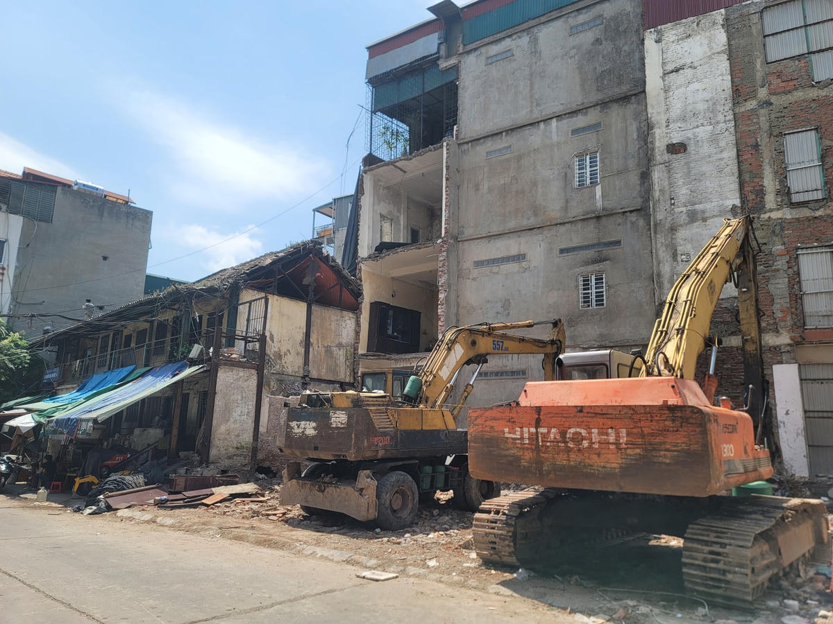 Sau khi phá dỡ những nhà đồng ý trả mặt bằng từ trước, máy móc, thiết bị 