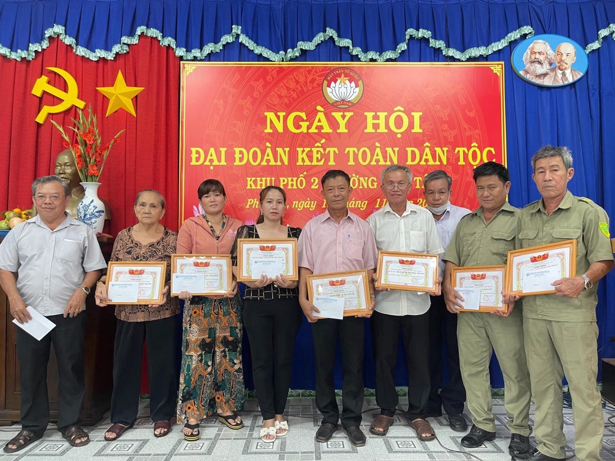 Trao khen thưởng cho các cá nhân có nhiều đóng góp cho địa phương.