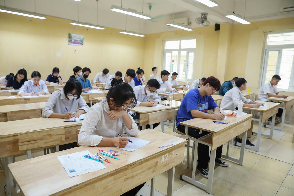 Thí sinh làm bài thi Ngữ văn tại điểm thi trường THPT Đoàn Kết (Q. Hai Bà Trưng, Hà Nội).