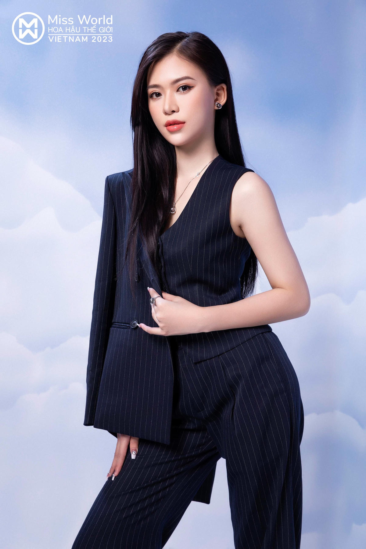 Với trang phục là những bộ suit chỉn chu, các thí sinh không chỉ xinh đẹp mà còn thanh lịch và đầy sang trọng. 