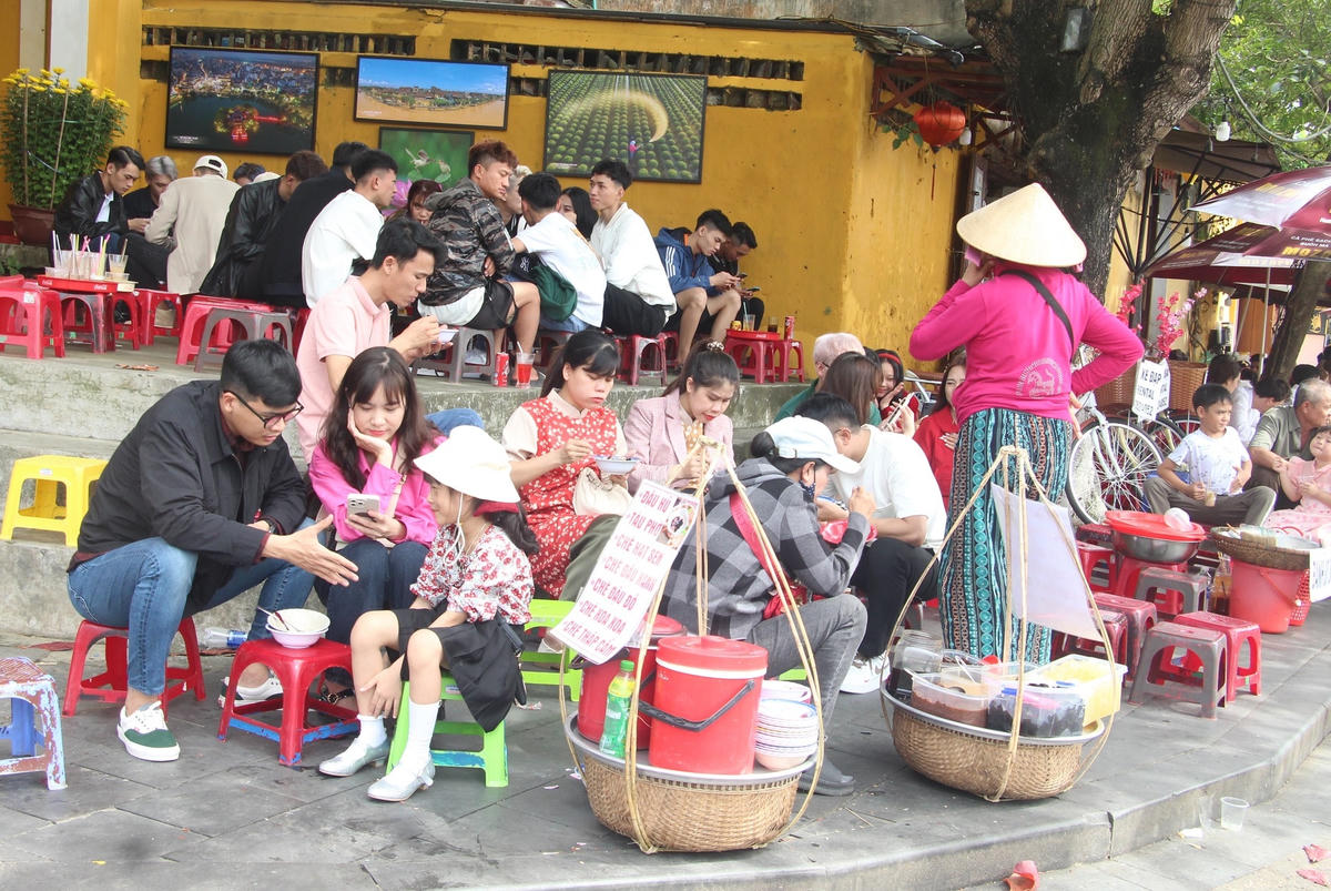 Các bạn trẻ ngồi quán vỉa hè khi du xuân ở Hội An.