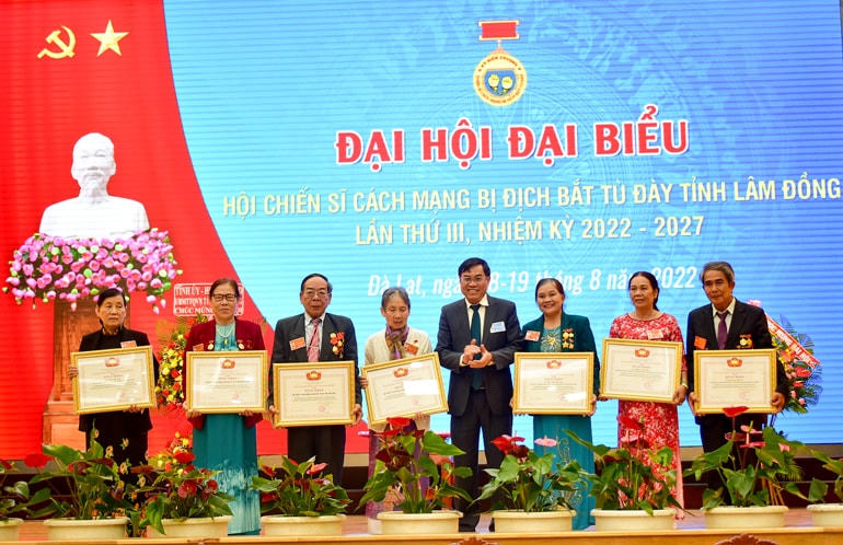 Ông Võ Ngọc Hiệp, Chủ tịch Ủy ban MTTQ Việt Nam tỉnh Lâm Đồng, tặng bằng khen cho các tập thể, cá nhân có thành tích trong hoạt động, củng cố tổ chức Hội.