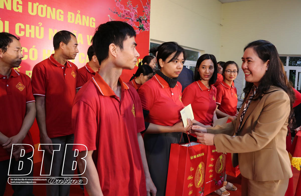 Bà Trần Thị Bích Hằng, Tỉnh ủy viên, Phó Chủ tịch UBND tỉnh tặng quà của Tỉnh ủy, HĐND, UBND tỉnh cho công nhân có hoàn cảnh khó khăn của Công ty Cổ phần Quốc tế Bảo Hưng.