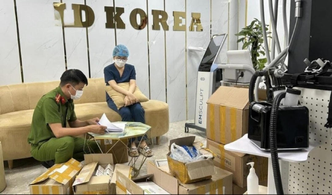 Cảnh sát Kinh tế - Môi trường Công an quận Thanh Khê kiểm tra tại Cơ sở thẩm mỹ ID Korea. Ảnh Công an Đà Nẵng.