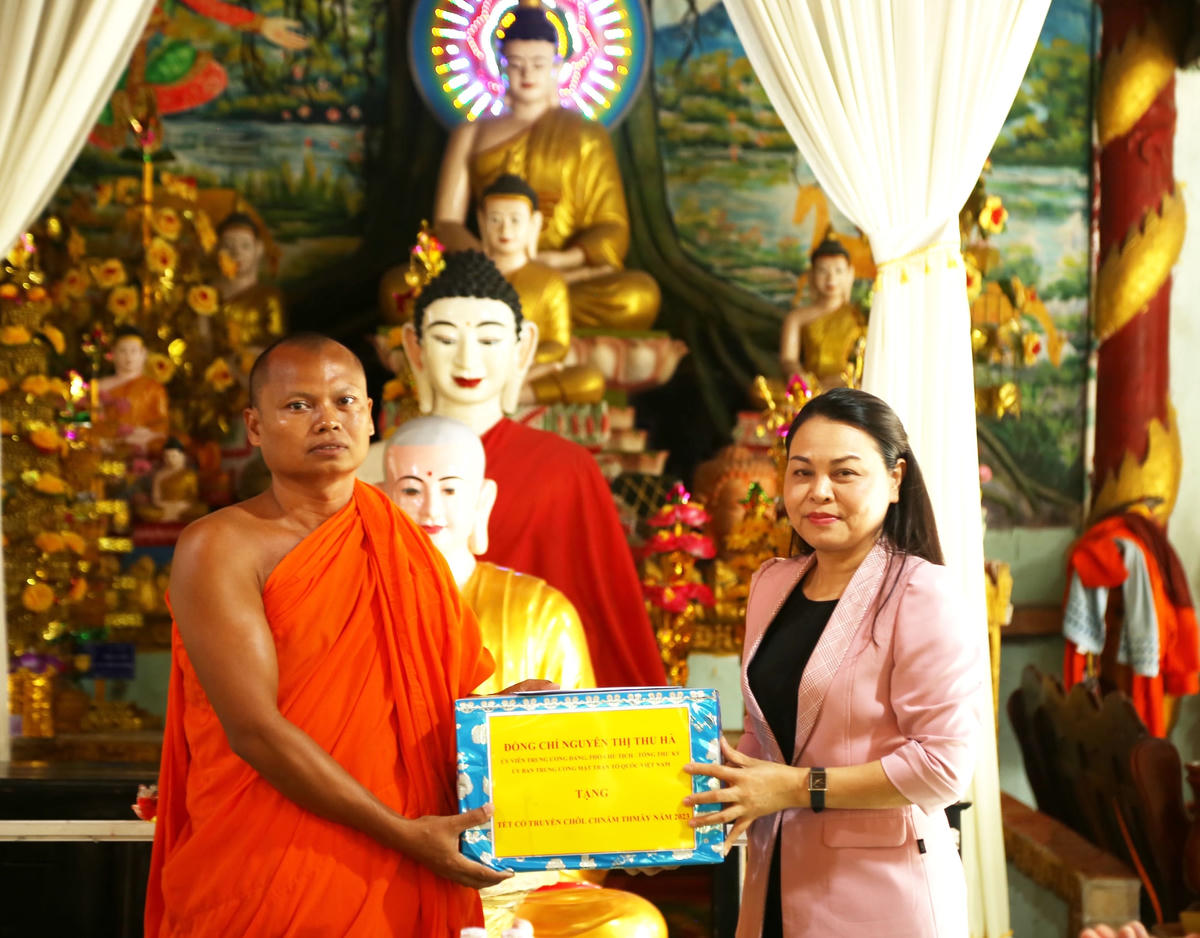 Phó Chủ tịch - Tổng Thư ký Nguyễn Thị Thu Hà tặng quà đại diện Hội ĐKSSYN tỉnh Hậu Giang.