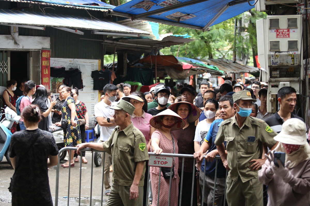 Người dân tập trung rất đông đến hiện trường vụ cháy.