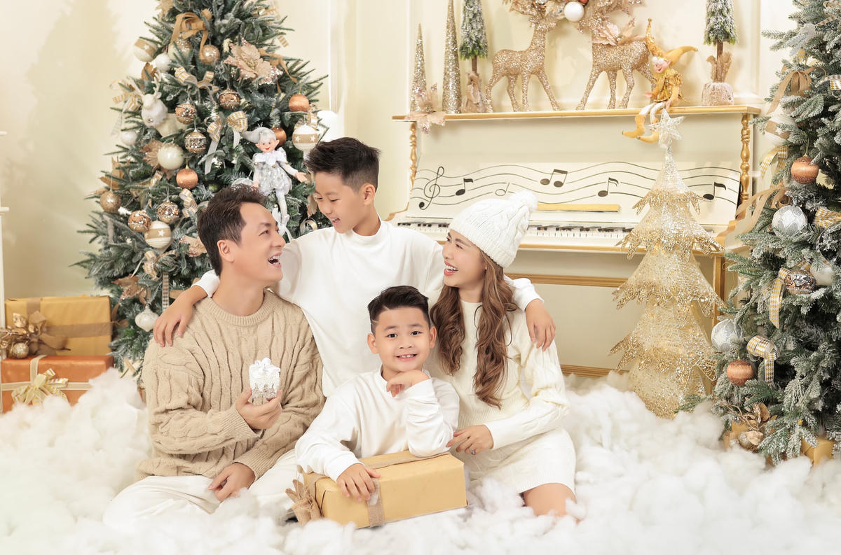 Đến nay, dù đã bên nhau 16 năm nhưng tình cảm của Đăng Khôi và Thủy Anh vẫn mặn nồng.