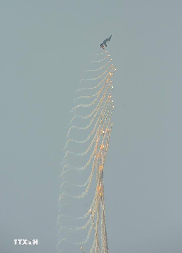 Màn trình diễn phun bẫy nhiệt của máy bay tiêm kích Su-30MK2 trên bầu trời Thành phố Hồ Chí Minh. (Ảnh: TTXVN)