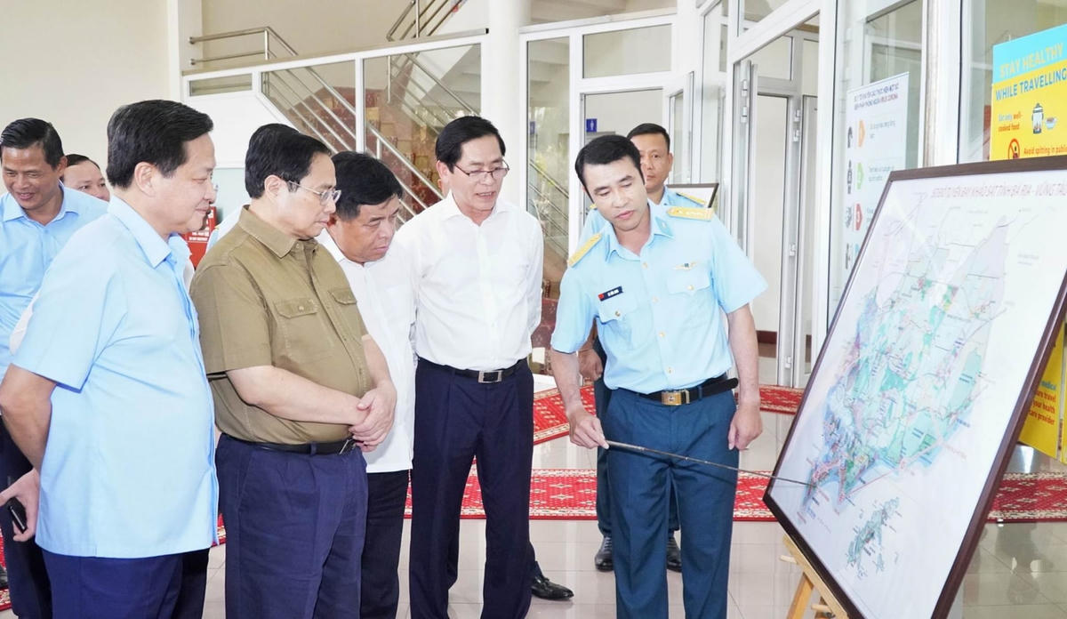 Lãnh đạo Công ty bay dịch vụ miền Nam báo cáo với Thủ tướng Chính phủ về lộ trình bay .Ảnh: Mạnh Thắng.