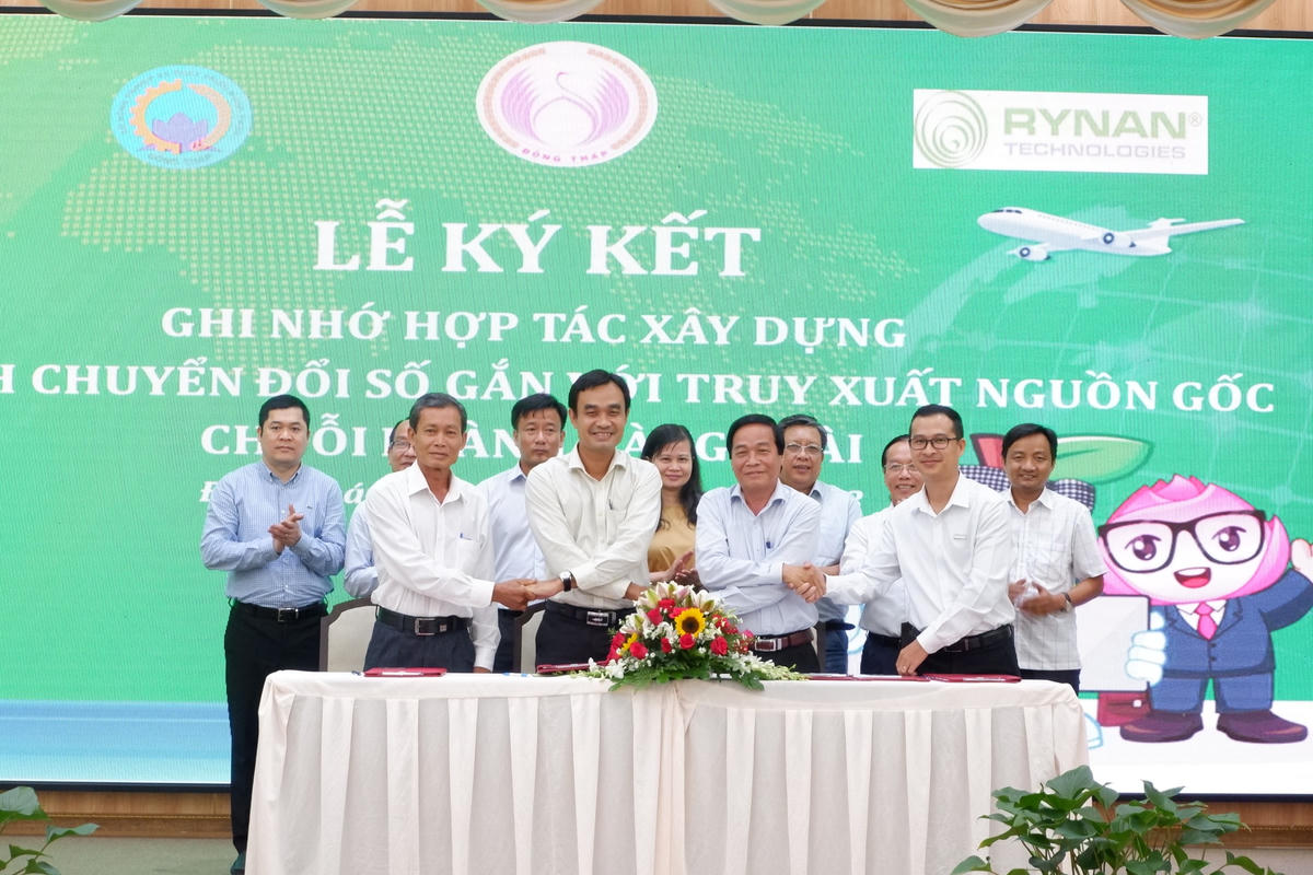 Lễ ký kết biên bản ghi nhớ hợp tác về việc hợp tác thúc đẩy phát triển kinh tế số, xã hội số tại huyện Cao Lãnh.