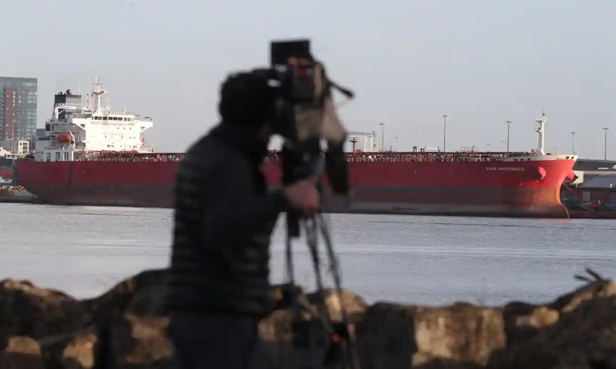 Một nhóm đưa tin về vụ tàu Nave Andromeda ở Southampton, ngày 26/10/2020. Ảnh: PA.