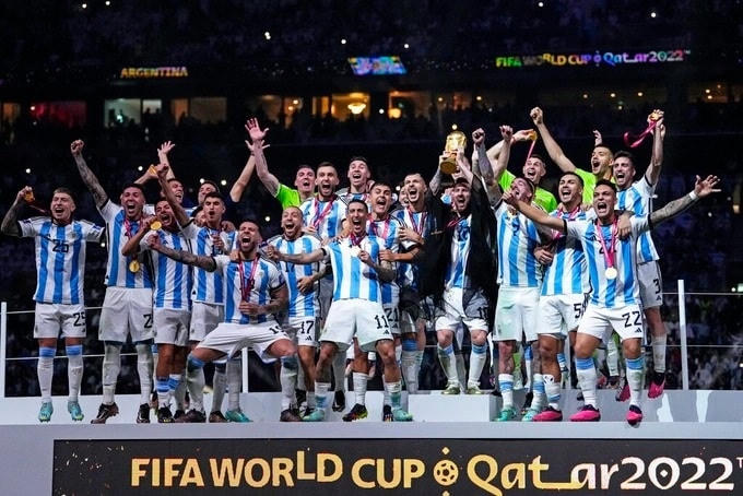 Niềm vui chiến thắng của các cầu thủ Argentina khi lên ngôi vương ở giải đấu tại Qatar (Ảnh: AP).