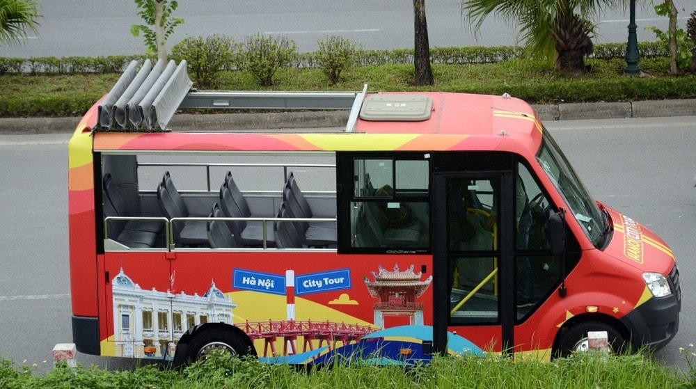 Tuyến City Tour số 3 bằng loại hình xe buýt nhỏ 1 tầng thoáng nóc, sức chứa 20 chỗ ngồi.
