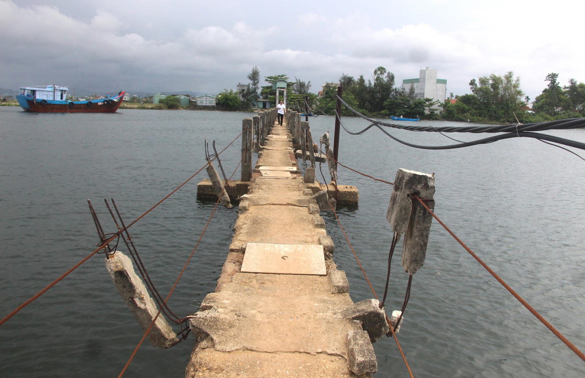 Cầu Máng bắc qua sông Trường Giang xuống cấp nghiêm trọng nguy cơ xảy ra tai nạn.