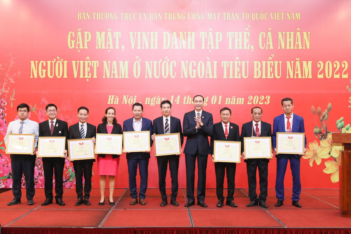 Phó Chủ tịch Phùng Khánh Tài trao bằng khen cho các cá nhân người Việt Nam ở nước ngoài có thành tích xuất sắc.