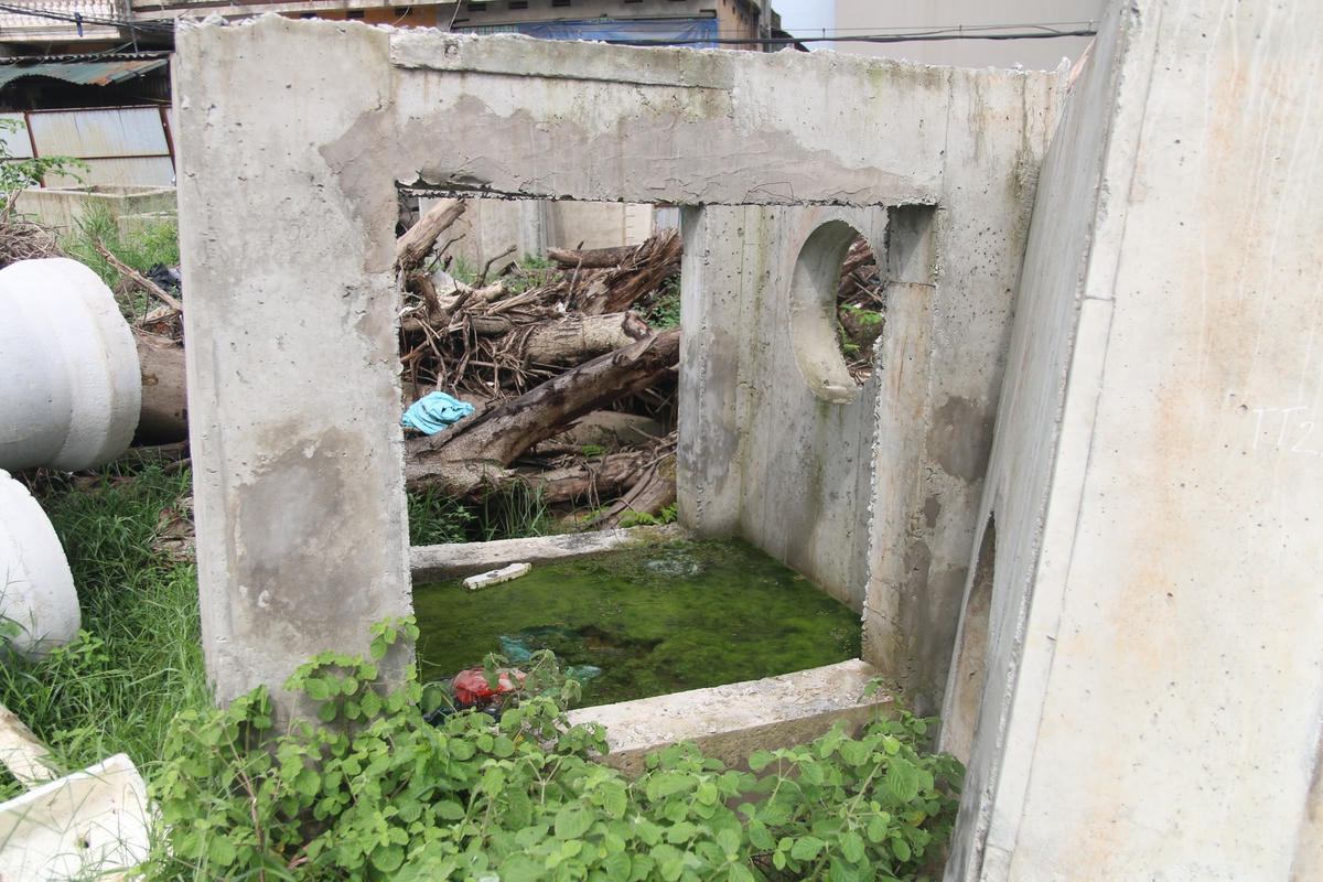 Các cột bê tông lâu ngày bị nứt vở và trở thành chỗ chứa nước đọng không đảm bảo vệ sinh môi trường.