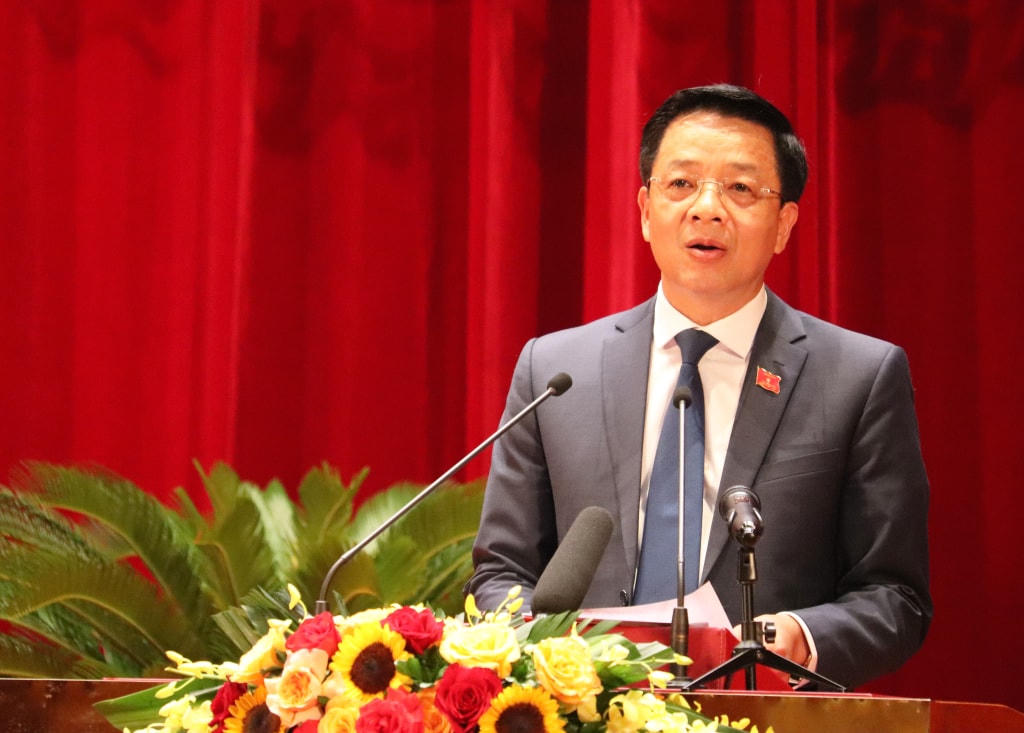 Ông Nguyễn Văn Hồi, Trưởng ban Dân vận Tỉnh ủy, Chủ tịch Ủy ban MTTQ tỉnh Quảng Ninh, trình bày báo cáo công tác tham gia xây dựng chính quyền 6 tháng đầu năm 2023 và những ý kiến, kiến nghị của cử tri.