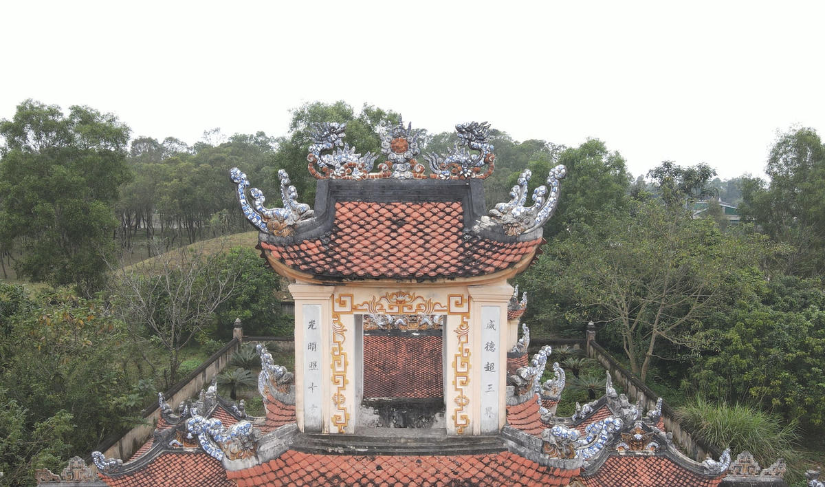 Trên mái của các tòa điện và các ngôi miếu nhỏ, hình tượng con rồng luôn được đề cao. Rồng được chạm khắc tinh xảo, biểu tượng cho sự quyền uy.
