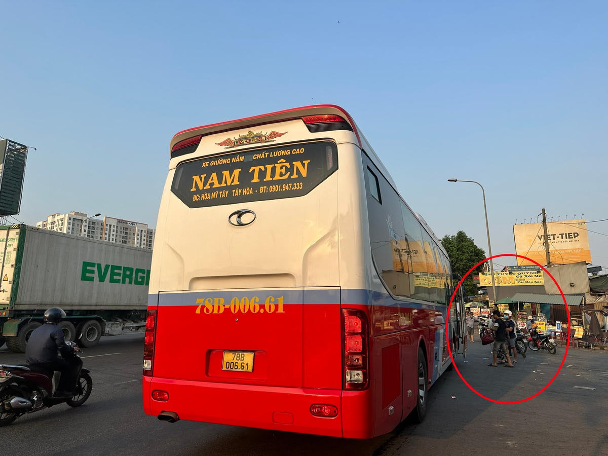 Xe khách dừng đón khách sai quy định (khoanh đỏ)  trước cổng Nhà thờ Giáo xứ Nghĩa Sơn. Ảnh: Mạnh Thìn.  