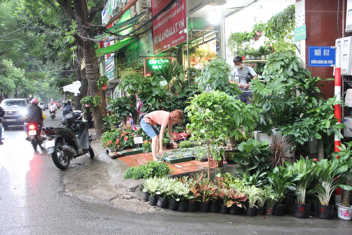 Người mua hàng vô tư dừng đỗ xe ngay tại lòng đường để mua hàng, gây cản trở giao thông.