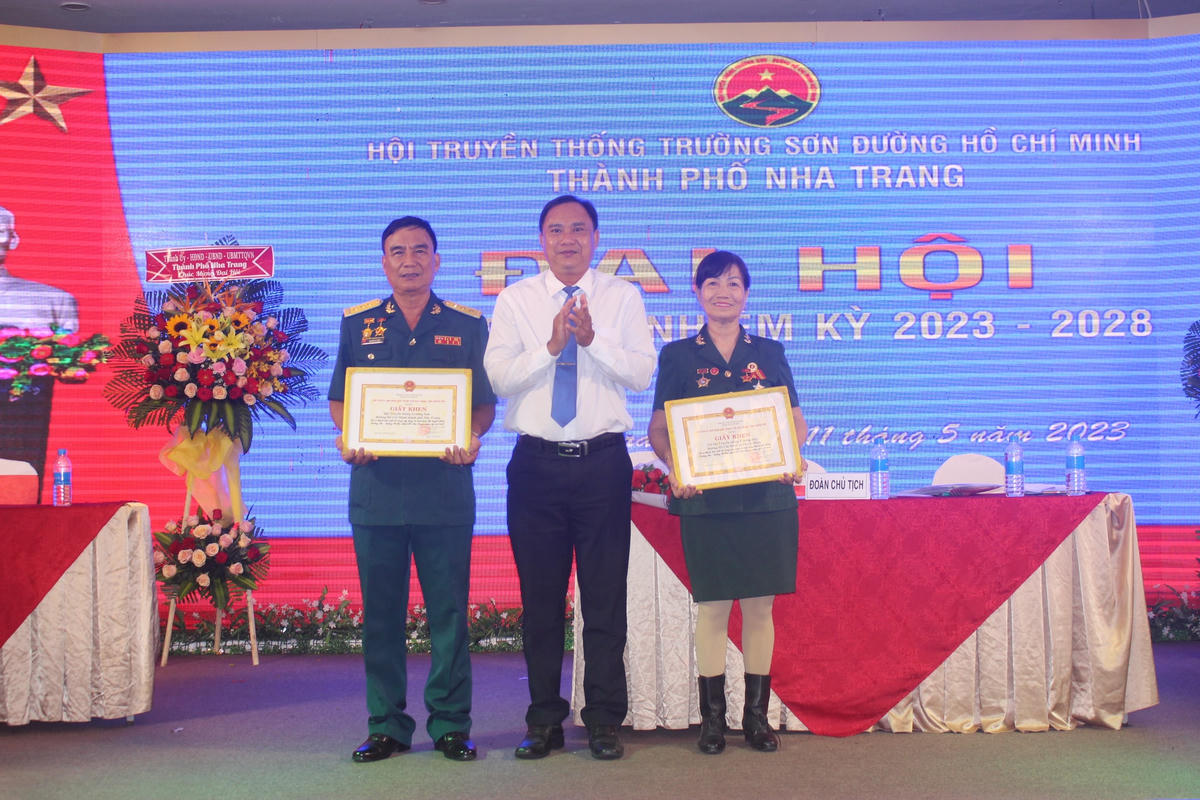 Thành phố Nha Trang tặng Giấy khen cho  tập thể có thành tích xuất sắc..