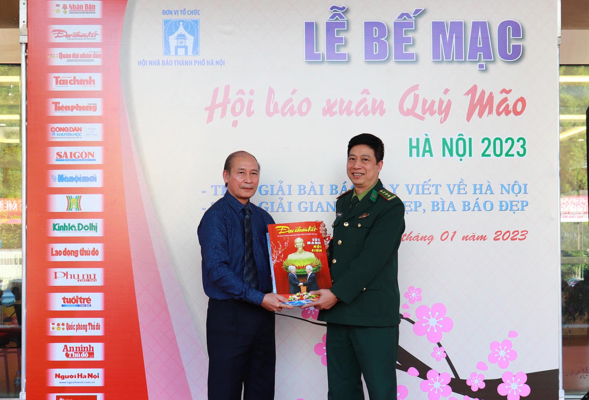 Ban Tổ chức trao tặng các ấn phẩm đặc biệt của Hội báo Xuân Quý Mão - Hà Nội năm 2023 cho các chiến sĩ bộ đội biên phòng.