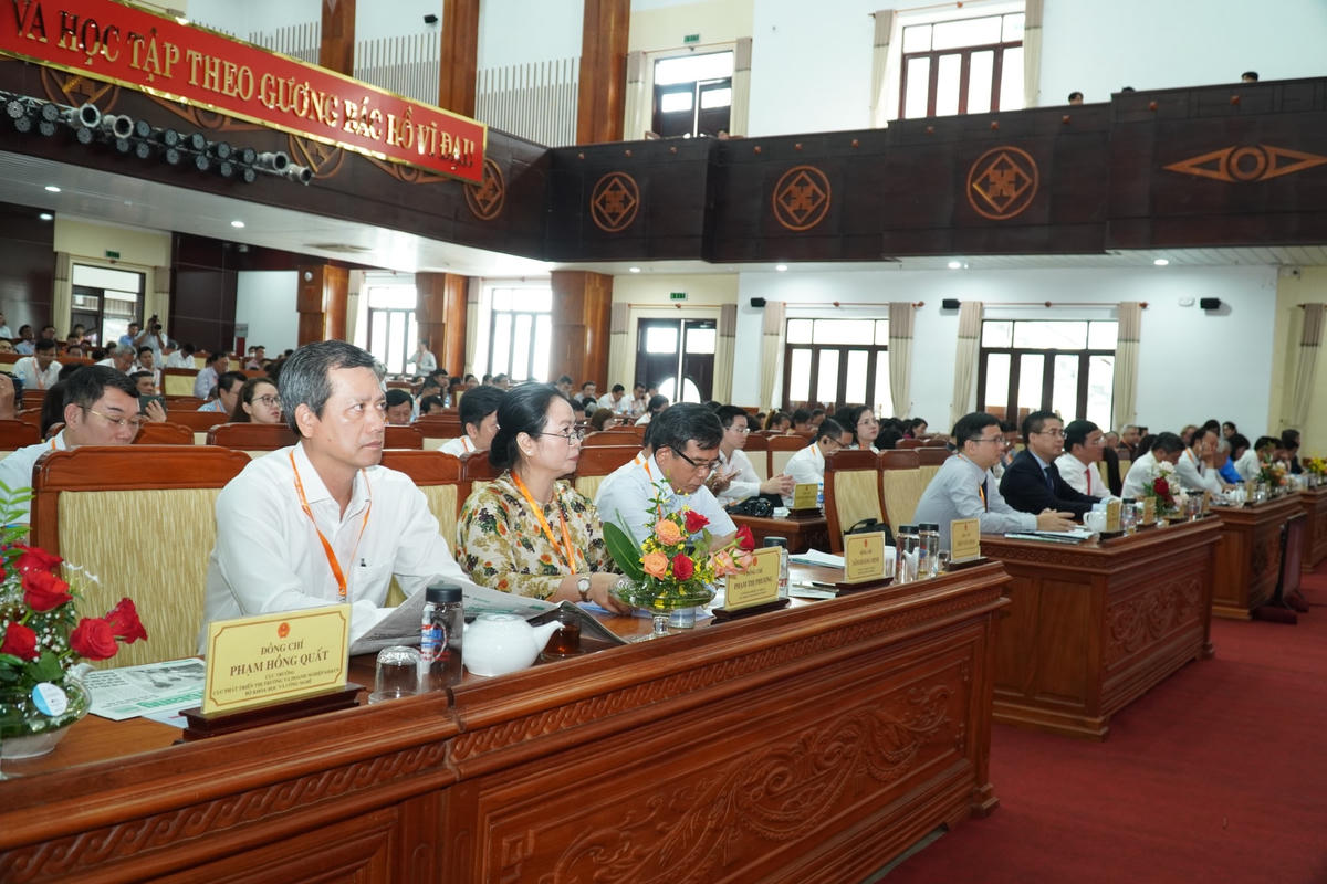 Các đại biểu tham dự lễ khai mạc.