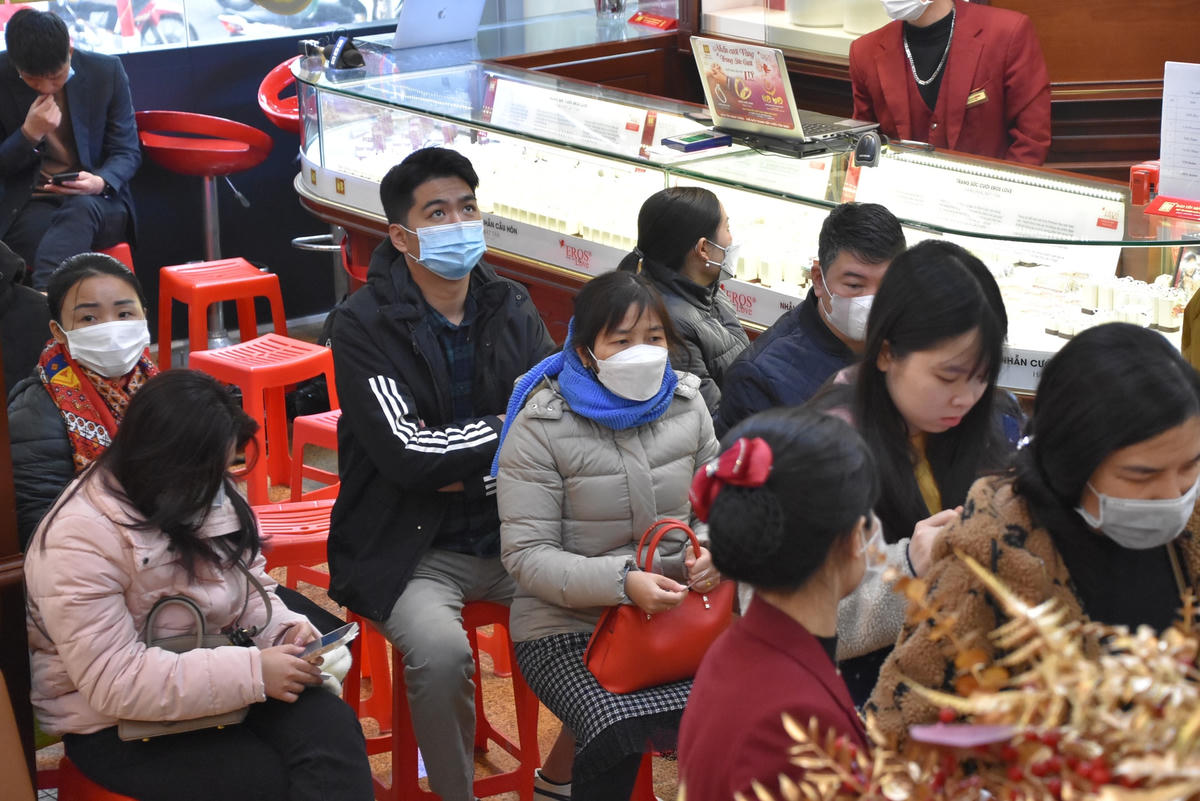 Sáng sớm 31/1 (mùng 10 tháng Giêng Âm lịch), tại cửa hàng vàng Bảo Tín Minh Châu (đường Cầu Giấy), nhiều người dân Thủ đô đã có mặt xếp hàng đợi mua vàng ngày vía. Tuy nhiên, khác với mọi năm, "điểm nóng" mua vàng này đã không còn từng hàng ghế dài chật kín chỗ.