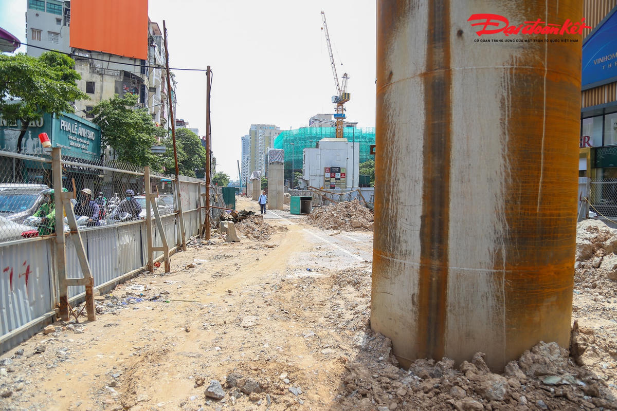 6 trụ cọc khoan nhồi và toàn bộ bệ móng, thân trụ P8, P7,P6, P5, P4 phía Phạm Ngọc Thạch đã hoàn thành xong.