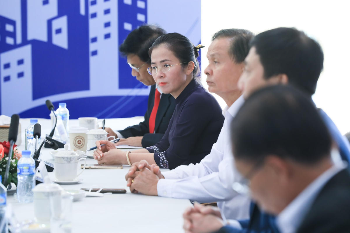Đoàn đại biểu cấp cao UBTƯ MTTQ Việt Nam đến thăm và làm việc tại cửa khẩu quốc tế hàng hóa cảng cạn Thanaleng. Ảnh: Quang Vinh.