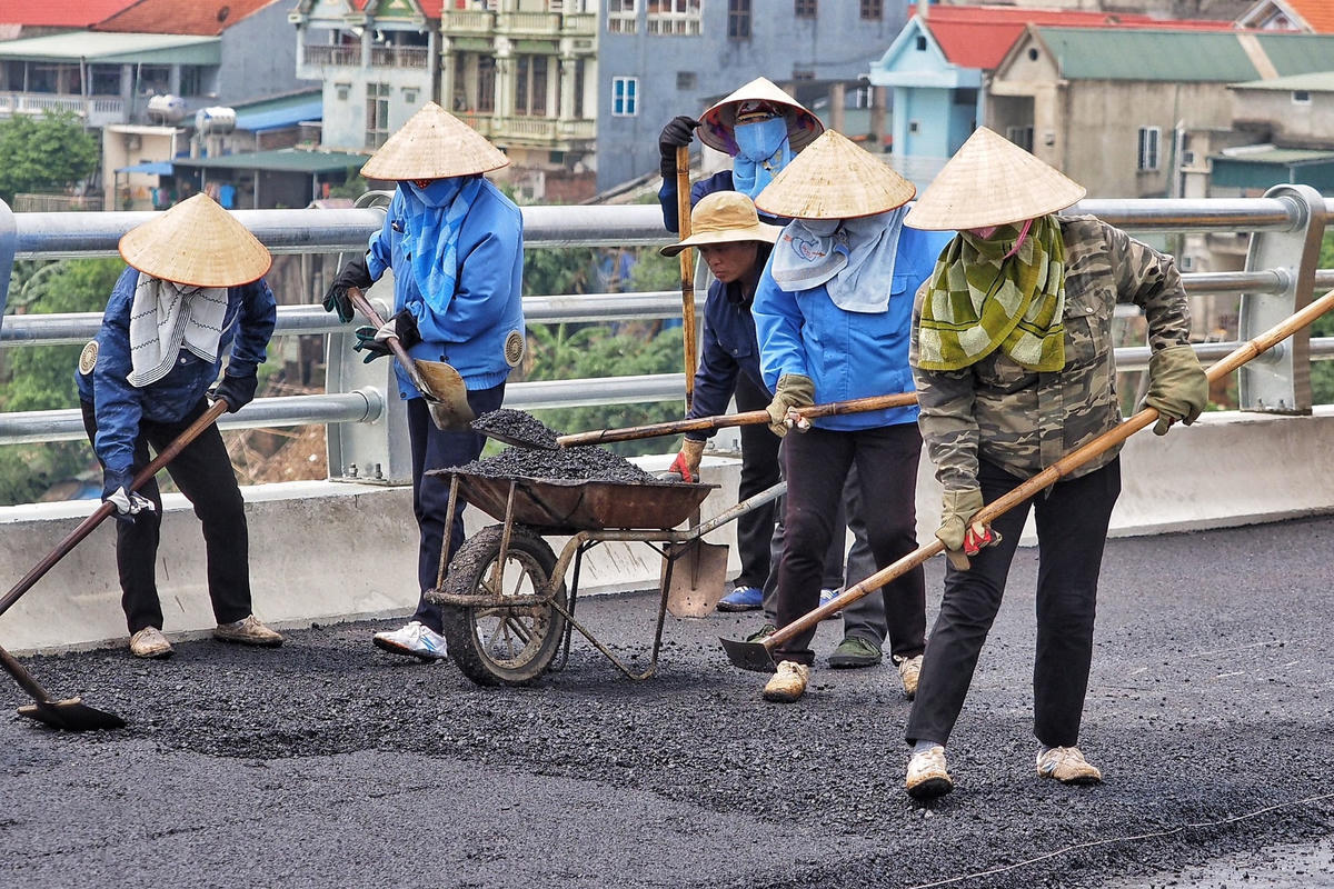 Hiện tại, đơn vị đang và sẽ thi công các hạng mục còn lại như thảm mặt cầu, làm khe co giãn, lan can, điện chiếu sáng, vạch kẻ đường, biển báo...