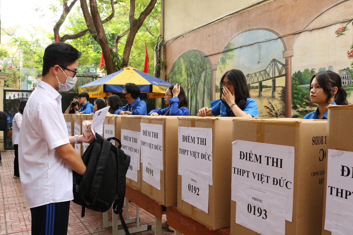 Tại điểm thi Trường THPT Việt Đức có 17 phòng thi, bà Trần Thị Quỳnh Hoa – Phó hiệu trưởng nhà trường, Phó trưởng điểm phụ trách điểm thi Trường THPT Việt Đức cho hay, mọi công tác chuẩn bị của điểm thi đã được thực hiện chu đáo, đảm bảo các điều kiện tốt nhất cho thí sinh.