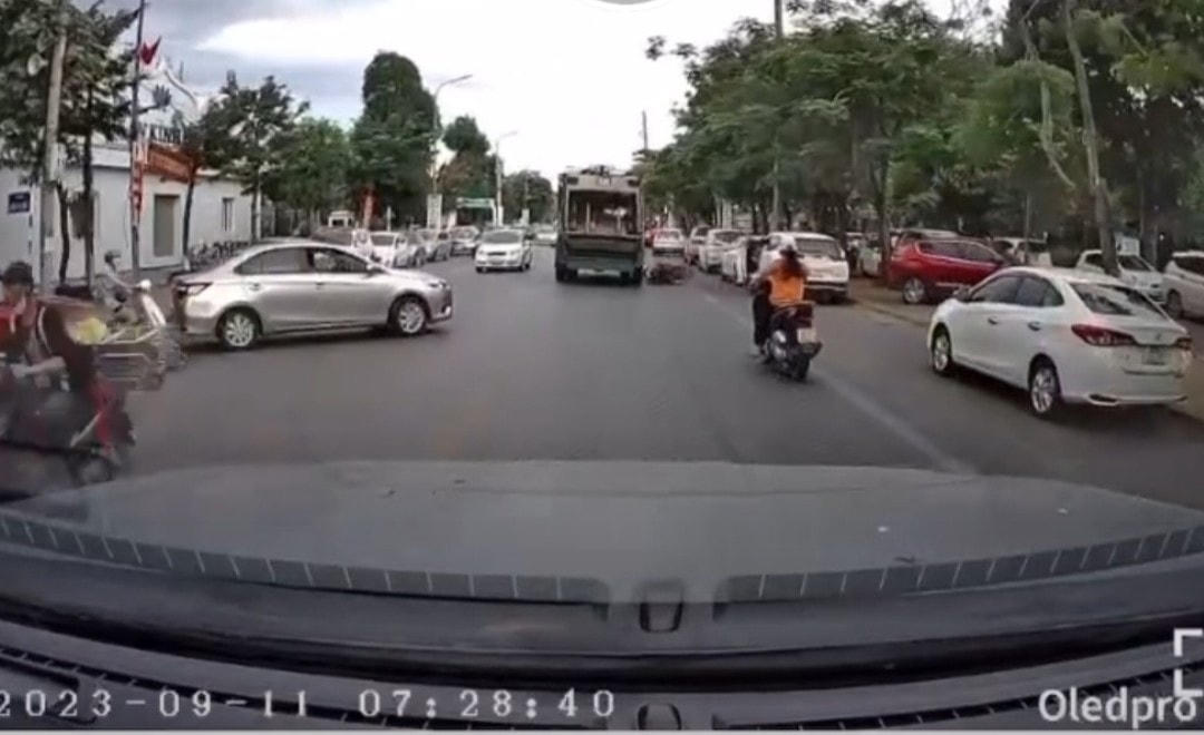Hiện trường vụ tai nạn. (Ảnh cắt từ clip).