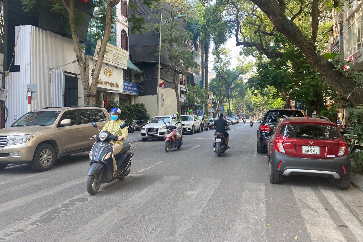 Ông Nguyễn Đình Quyền, Trưởng phòng Tham mưu tổng hợp, Thanh tra Sở GTVT Hà Nội cho biết, từ đầu năm 2023 đến nay, Thanh tra Sở đã phối hợp kiểm tra, lập biên bản, xử phạt vi phạm hành chính đối với 25 trường hợp tại các tuyến phố tổ chức trông giữ xe theo ngày chẵn, ngày lẻ.