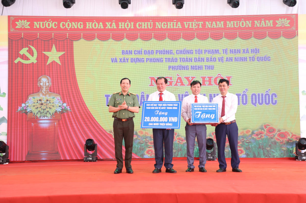 Ban Chỉ đạo thực hiện phong trào toàn dân bảo vệ an ninh tổ quốc Trung ương tặng phường Nghi Thu 20 triệu đồng.