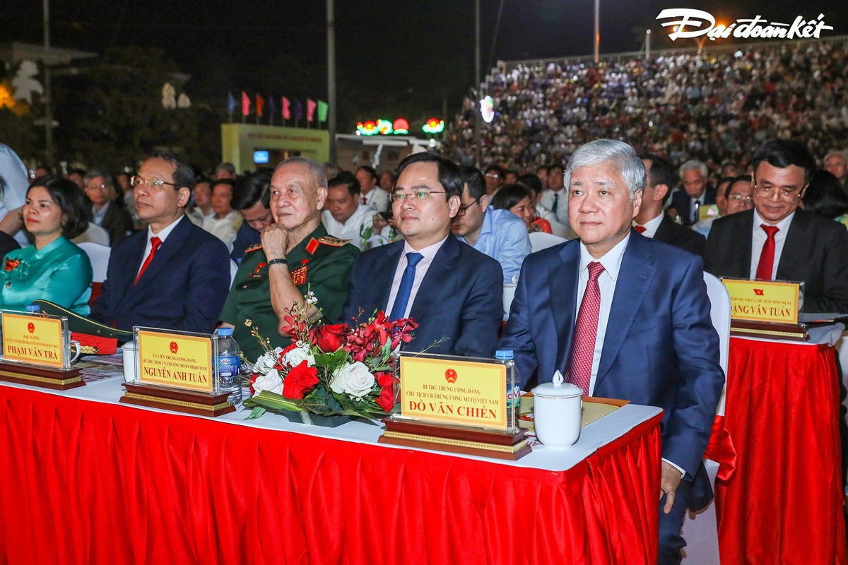 Bí thư Trung ương Đảng, Chủ tịch UBTƯ MTTQ Việt Nam Đỗ Văn Chiến cùng các đại biểu dự Lễ công bố Nghị quyết của Ủy ban Thường vụ Quốc hội thành lập thị xã Quế Võ. Ảnh: Quang Vinh.