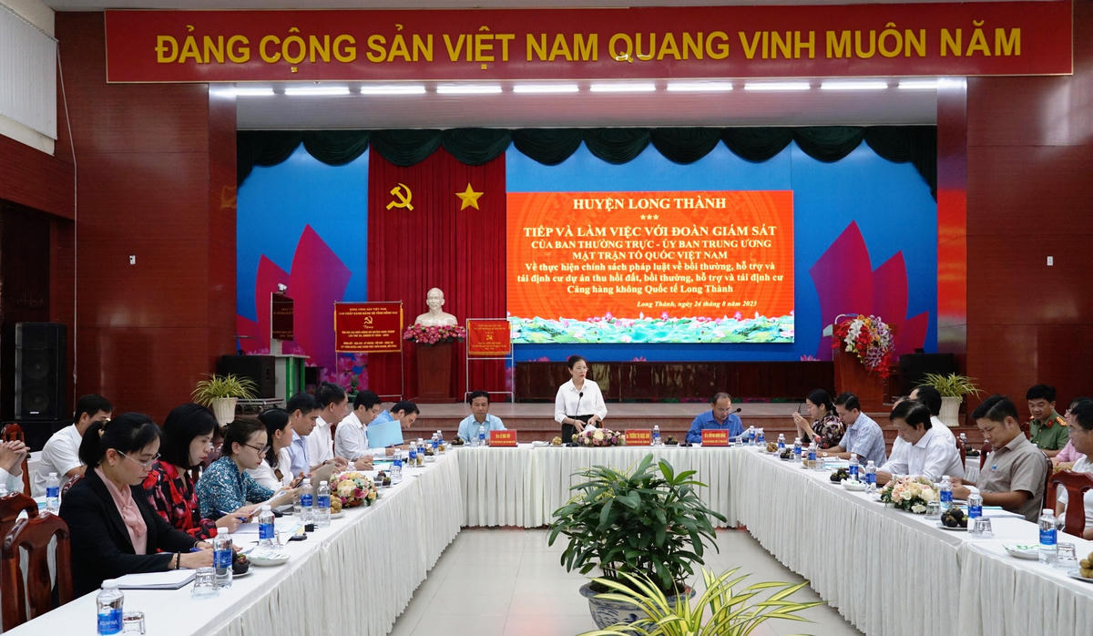 Phó Chủ tịch UBTƯ MTTQ Việt Nam Trương Thị Ngọc Ánh chủ trì đoàn giám sát. Ảnh: Mạnh Thìn.