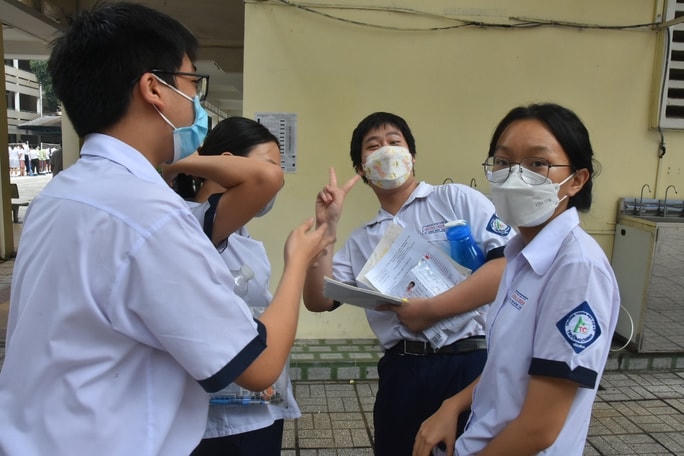 Thí sinh TP HCM trong ngày thi đầu tiên. Ảnh: Tấn Thạnh.