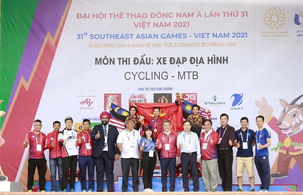 Trao Huy chương cho các VĐV, HCV thuộc về VĐV Việt Nam Đinh Thị Như Quỳnh, HCB và HCĐ thuộc về hai VĐV Malaysia lần lượt là Zainal Abindin Nurassyira và Soon Natahsya. (Ảnh: Trọng Đạt/TTXVN).