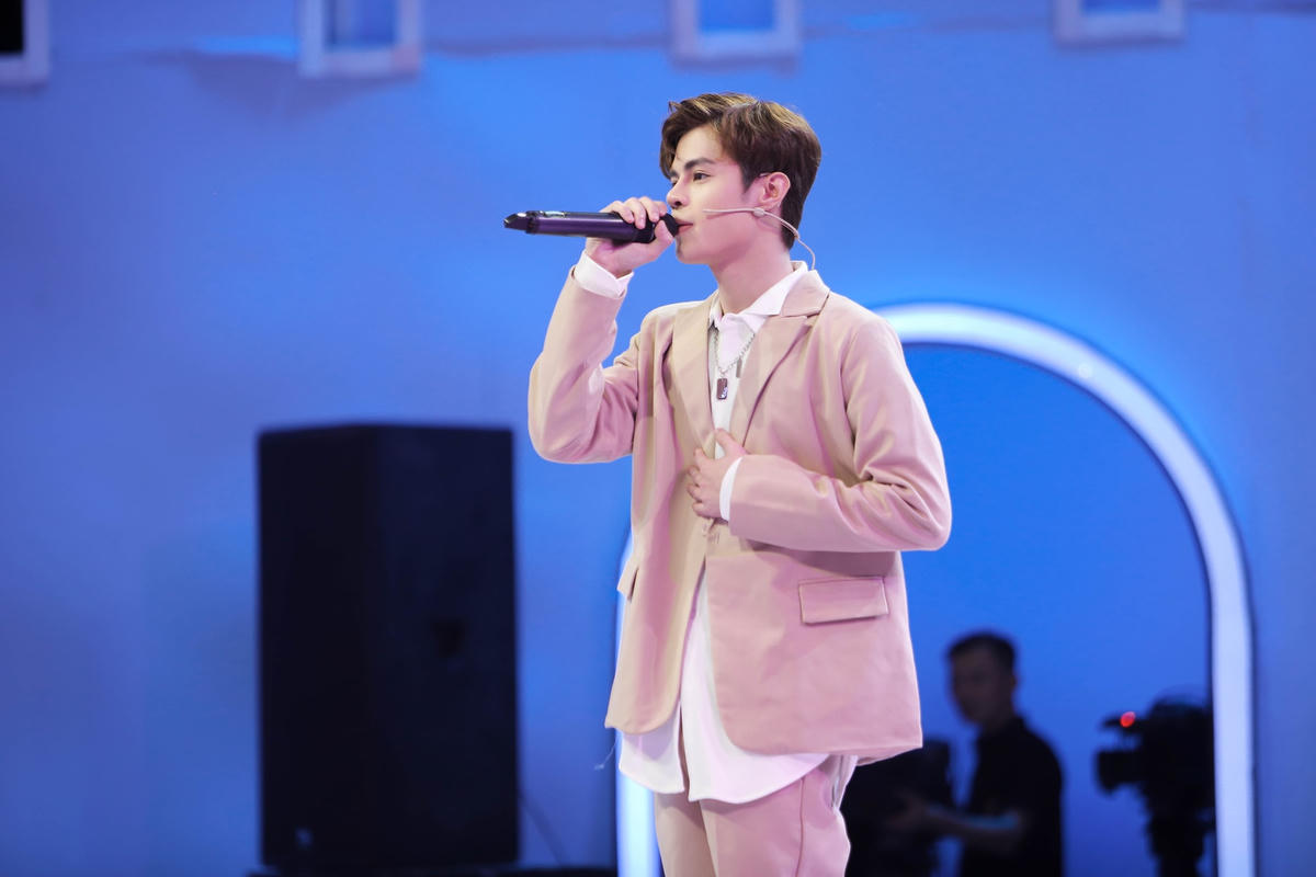 Duy An thể hiện ca khúc “Chạy về khóc với anh” vô cùng ngọt ngào. Ảnh: Perfect Universe.