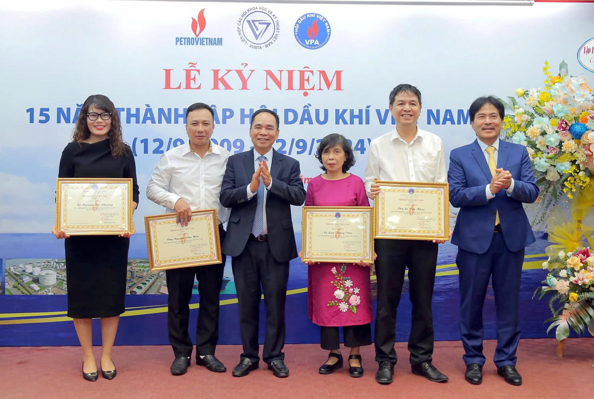 Lãnh đạo Hội DKVN trao bằng khen cho các hội viên cá nhân có thành tích xuất sắc