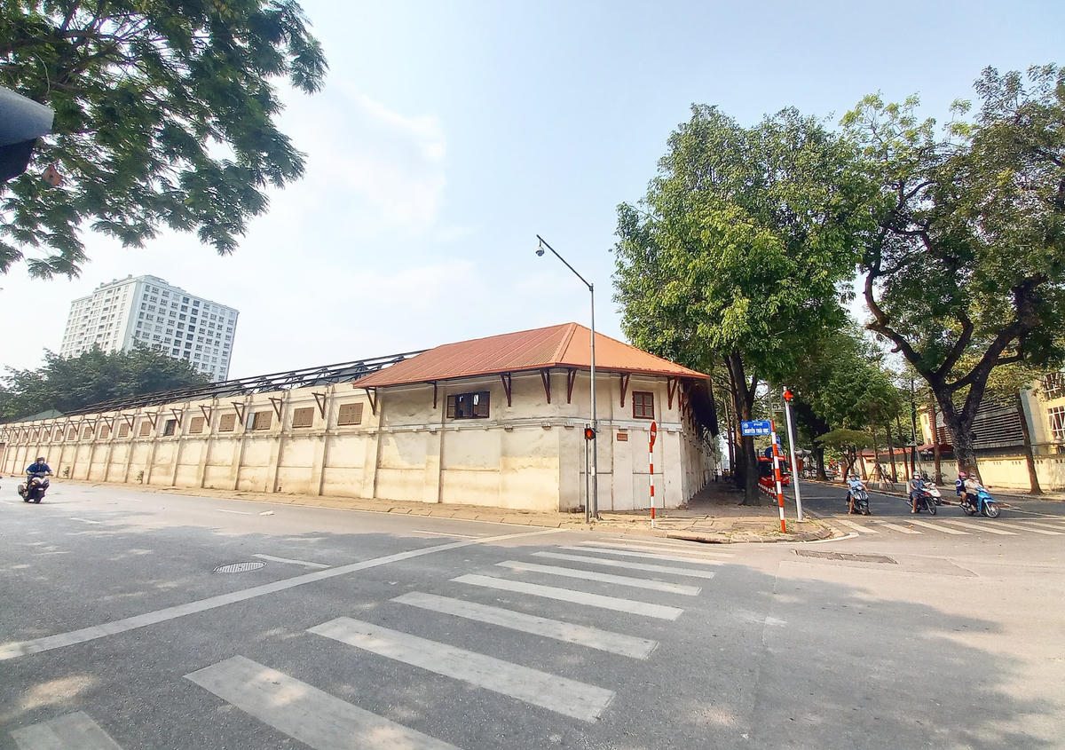 Dãy nhà 4 mặt phố, kiến trúc dấu ấn nhà xưởng tại 61Trần Phú (Ba Đình, Hà Nội) sẽ bị thay thế bằng một tòa nhà cao tầng.
