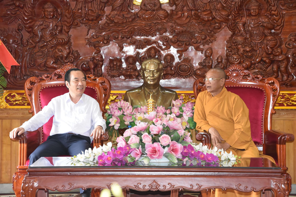 Phó Chủ tịch Ngô Sách Thực vấn an, trò chuyện cùng Hòa thượng Thích Quảng Hà.
