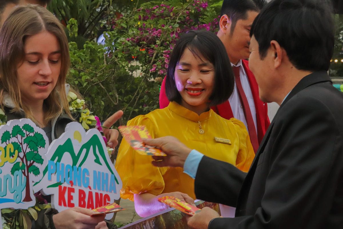 Du khách nước ngoài hào hứng khi được Ban Quản lý Vườn Quốc gia (VQG) Phong Nha – Kẻ Bàng đón tiếp chu đáo trong ngày đầu tiên đón năm mới.