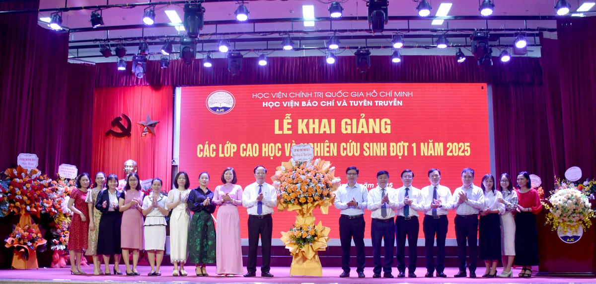 Lớp nghiên cứu sinh Triết học K31 đợt 1 năm 2025 tặng hoa chúc mừng và chụp ảnh lưu niệm với các thầy cô giáo Nhà trường.