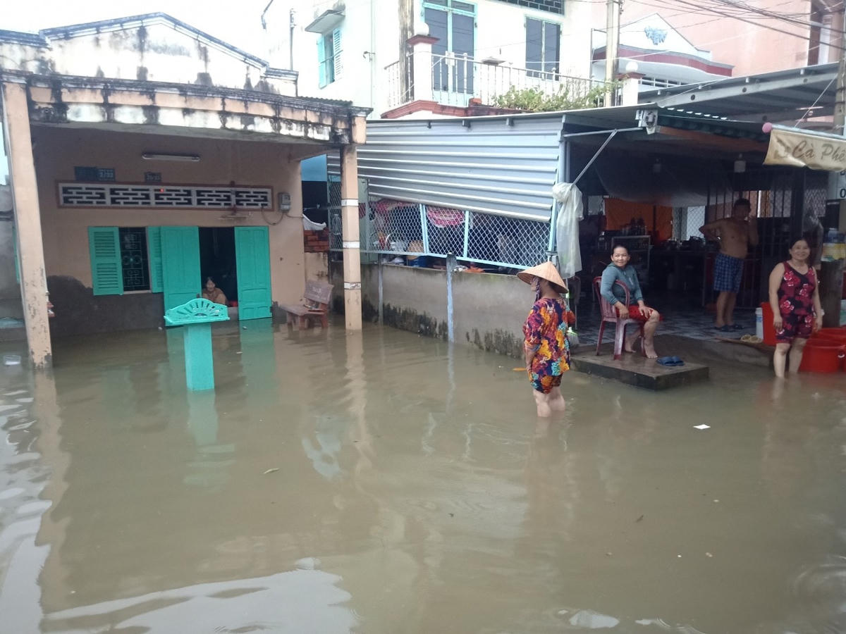 Nước tràn vào nhà dân gần nửa mét khiến nhiều vật dụng, đồ sinh hoạt của người dân bị hư hỏng. Nhiều người phải đắp tạm bao ngăn nước tràn vào nhà, tát nước ra ngoài xuyên đêm.