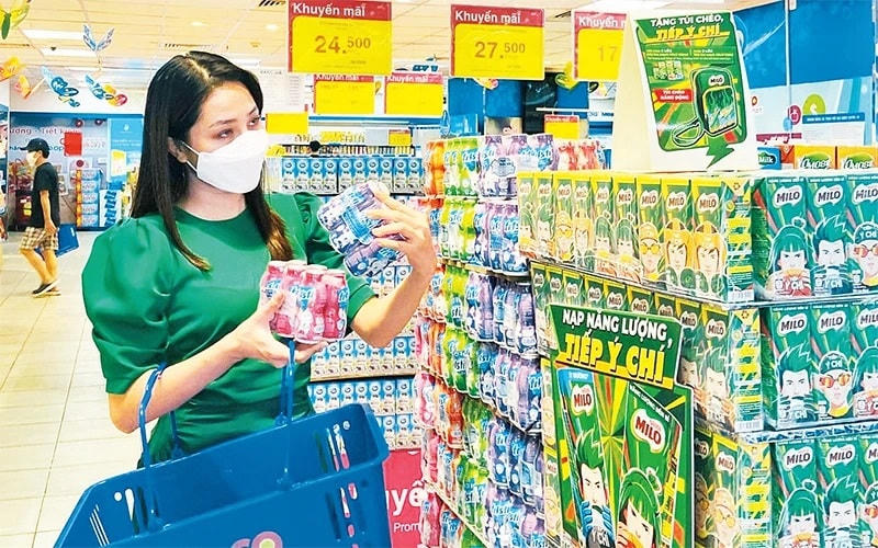 Các doanh nghiệp bán lẻ đã và đang triển khai nhiều chương trình khuyến mãi để kích cầu tiêu dùng.