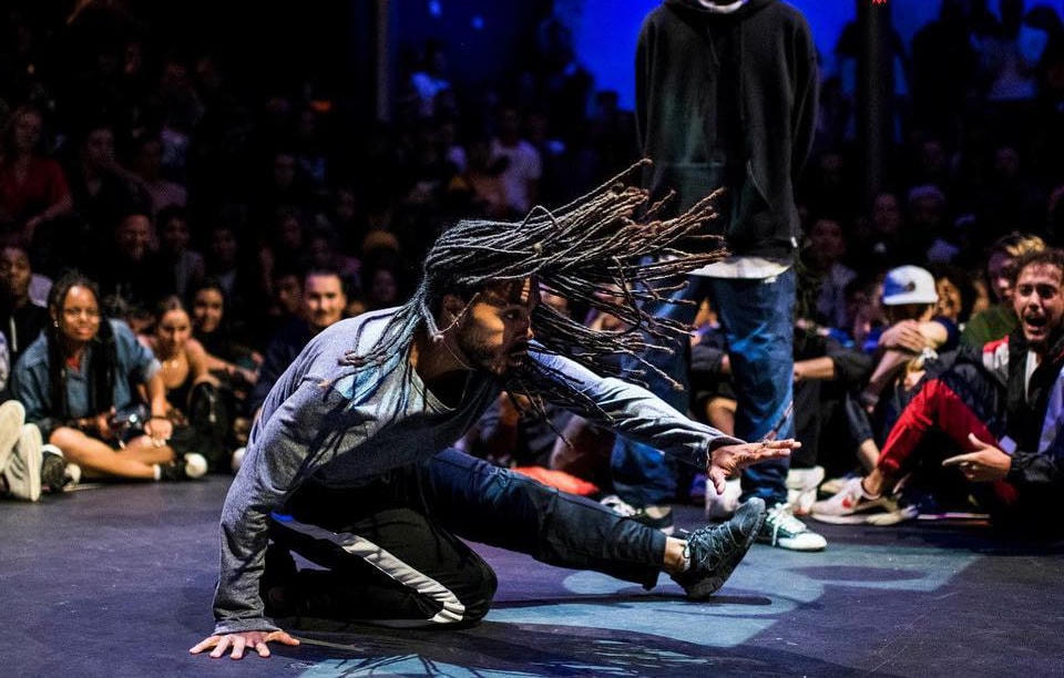 Nam dancer người Bỉ ưa chuộng trang phục đơn giản nhưng đủ sức để vẽ nên các bước nhảy “thần sầu”.